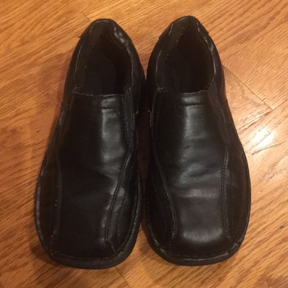 Boys Sonoma slip on black dress shoes. Rounded square toe. No laces